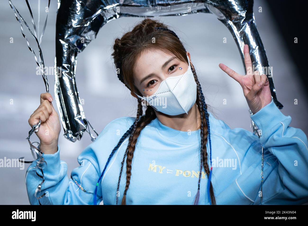 SHANGHAI, CHINA - 29 DE SEPTIEMBRE de 2022 - La actriz Bai Lu lleva un  chándal azul mientras camina por la pista de la marca Pony durante la  Semana de la Moda