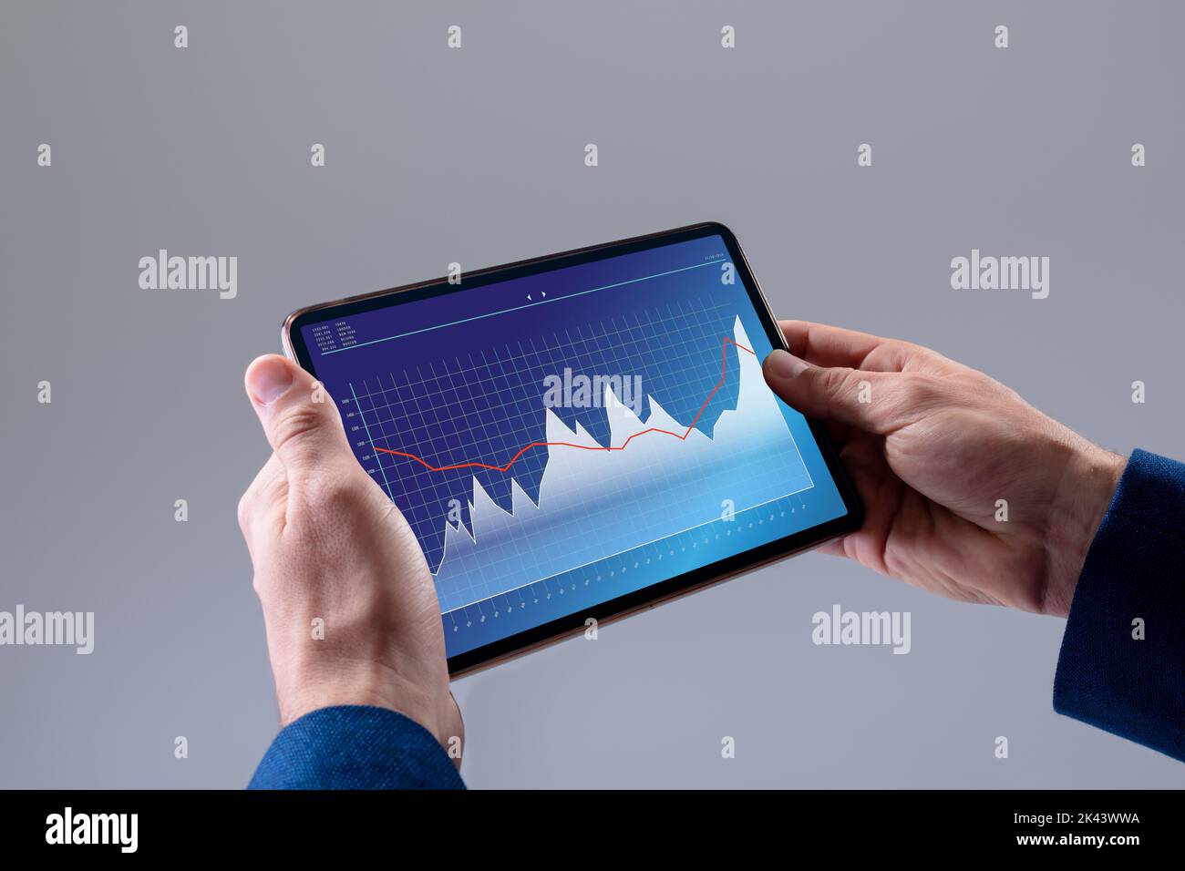 Composición de las manos con tableta con procesamiento de datos. Concepto global de negocio y procesamiento de datos Imagen generada digitalmente. Foto de stock