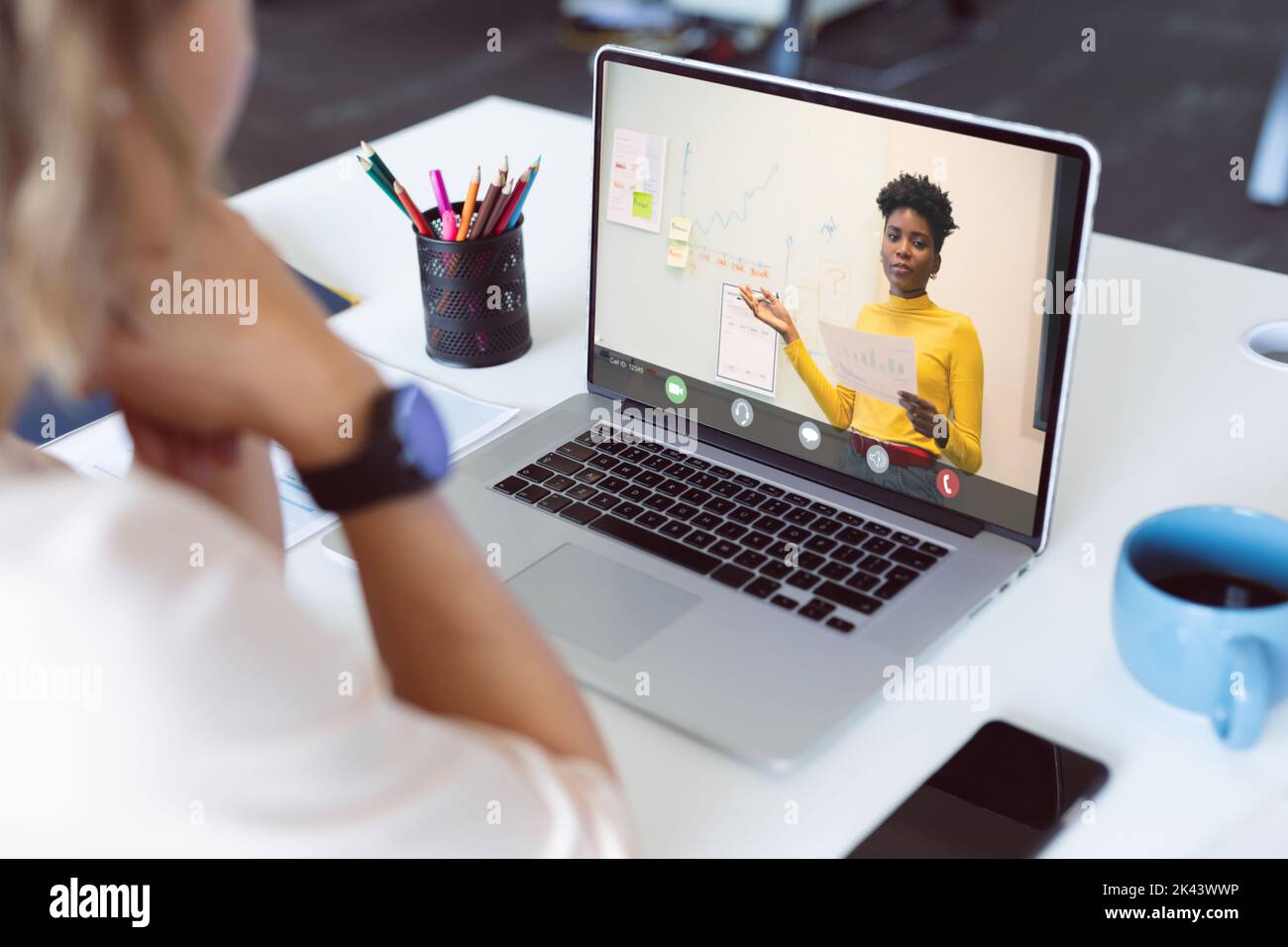 Mujer de negocios caucásica haciendo videollamada con un compañero. Concepto de negocio global e interfaz digital, imagen digital compuesta. Foto de stock