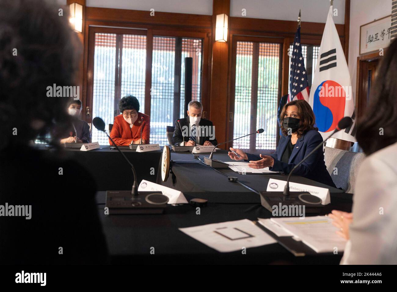 Seúl, Corea del Sur. 29th de Sep de 2022. Kamala Harris, Vicepresidenta de los Estados Unidos, a la derecha, organiza una reunión con líderes coreanas para discutir la igualdad de género en la residencia de la Embajadora de los Estados Unidos en Corea, el 29 de septiembre de 2022 en Seúl, Corea del Sur. Crédito: Lawrence Jackson/White House Photo/Alamy Live News Foto de stock