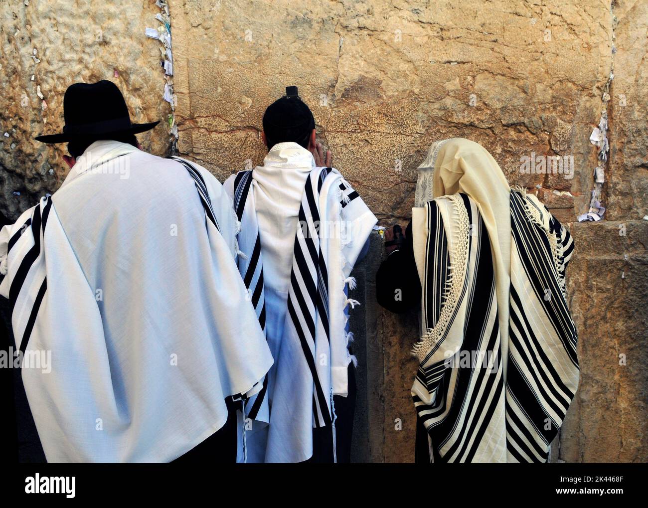 Hombres judíos orando junto al Muro de las Lamentaciones / Muro Occidental en el barrio judío de la ciudad vieja de Jerusalén, Israel. Foto de stock