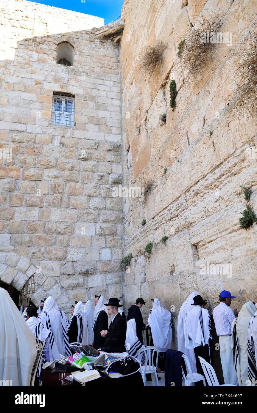 Hombres judíos orando junto al Muro de las Lamentaciones / Muro Occidental en el barrio judío de la ciudad vieja de Jerusalén, Israel. Foto de stock