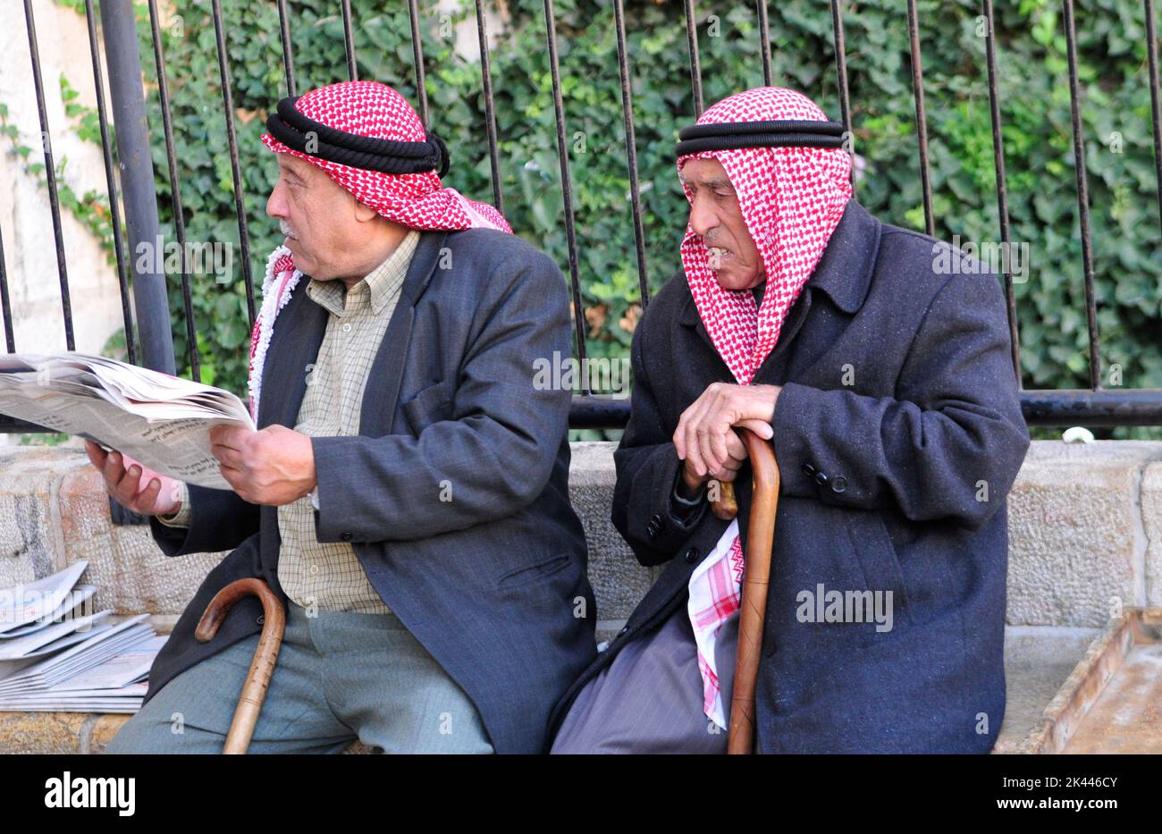 Ancianos palestinos que leen el periódico de la mañana en Foto de stock