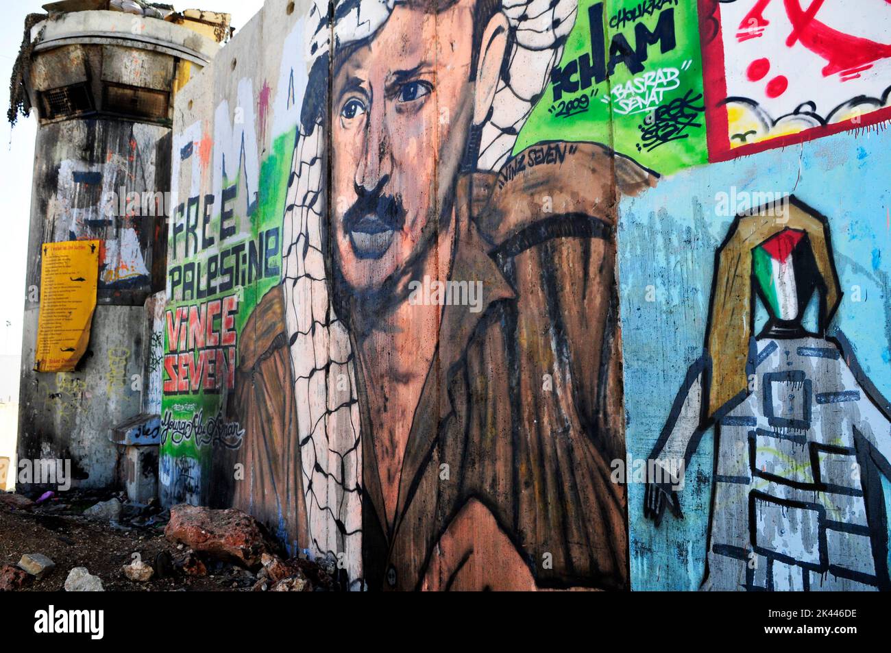 Mural de Yasser Arafat en la barrera del muro israelí cerca del punto de control de Kalandia entre Jerusalén y Ramallah. Foto de stock