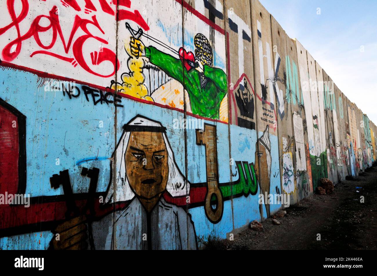 Mural de Yasser Arafat en la barrera del muro israelí cerca del punto de control de Kalandia entre Jerusalén y Ramallah. Foto de stock