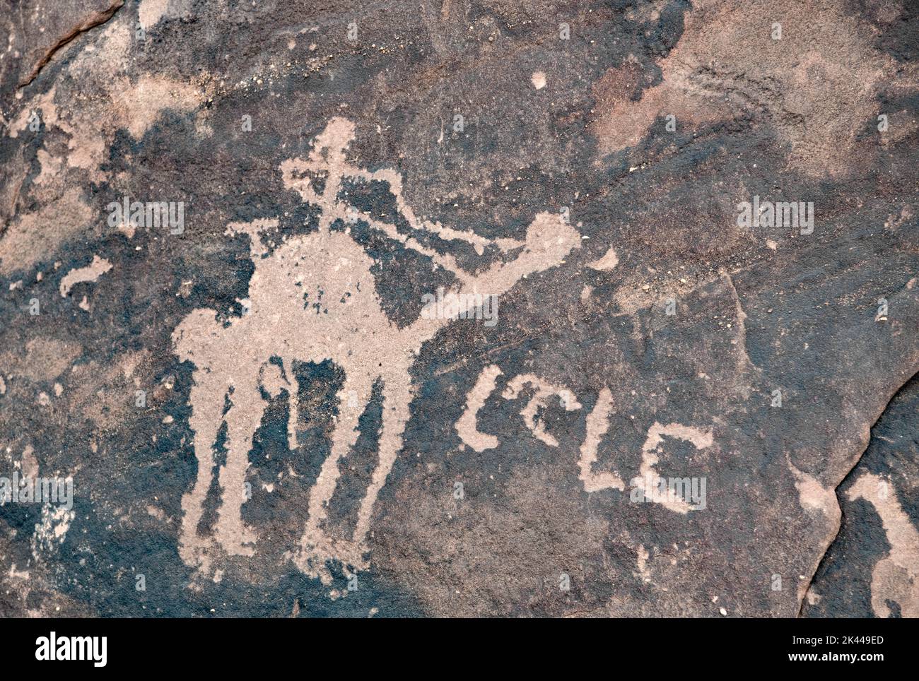 Hombre montando camello 5000 BC Jubbah Arabia Saudita Foto de stock