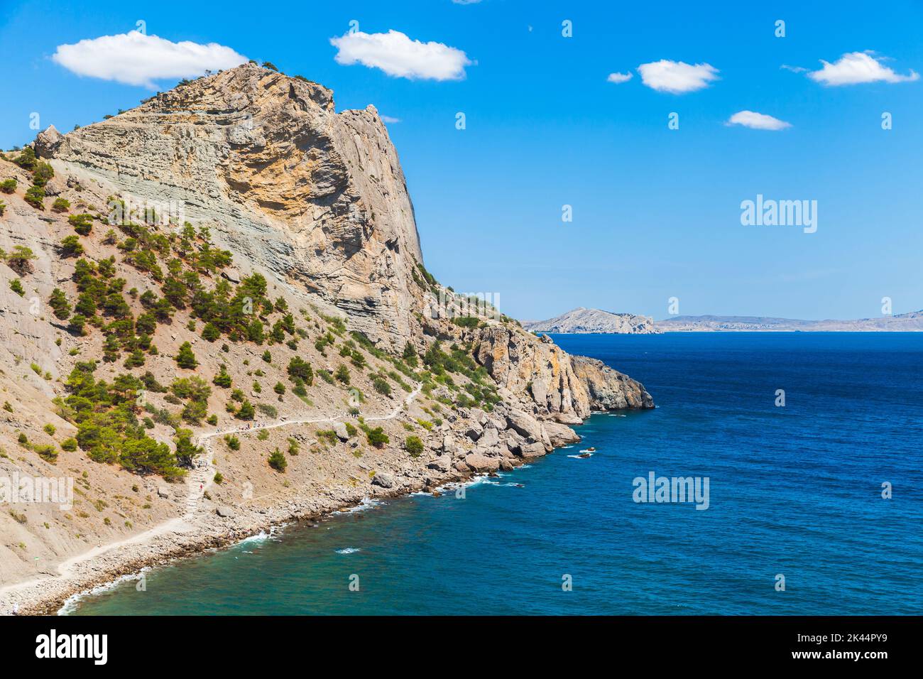 Verano paisaje de Crimea. Golitsyn sendero en la costa rocosa del Mar Negro. Novyi Svit, municipio de Sudak, Crimea Foto de stock