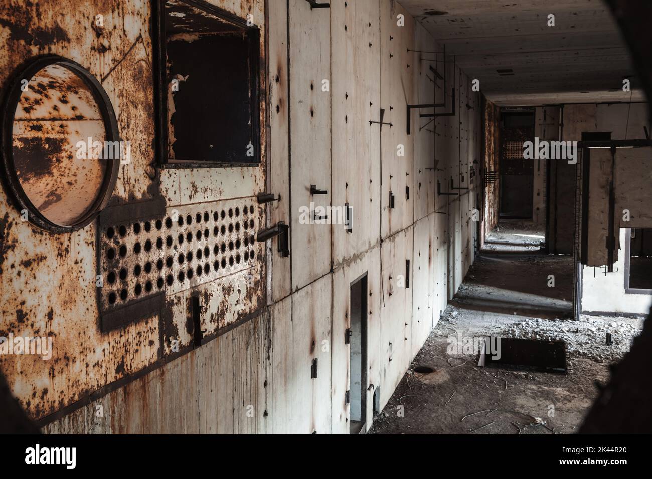 Interior industrial vacío y sucio. Sala de la planta nuclear abandonada inacabada en el cabo Kazantyp, Crimea. Foto de stock