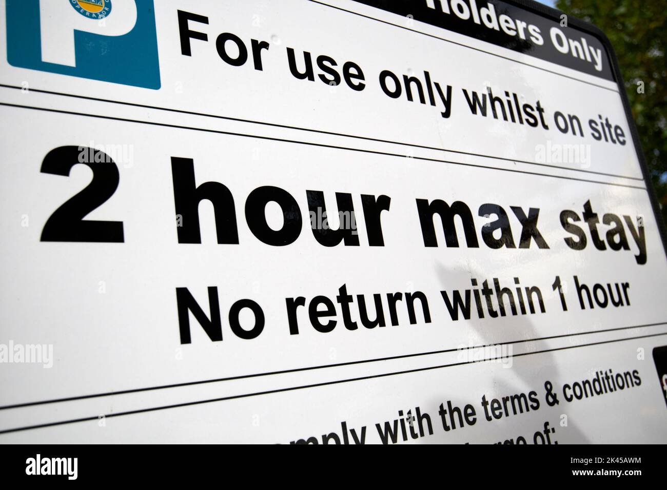 restricciones de estacionamiento de estancia máxima de 2 horas en el reino unido Foto de stock