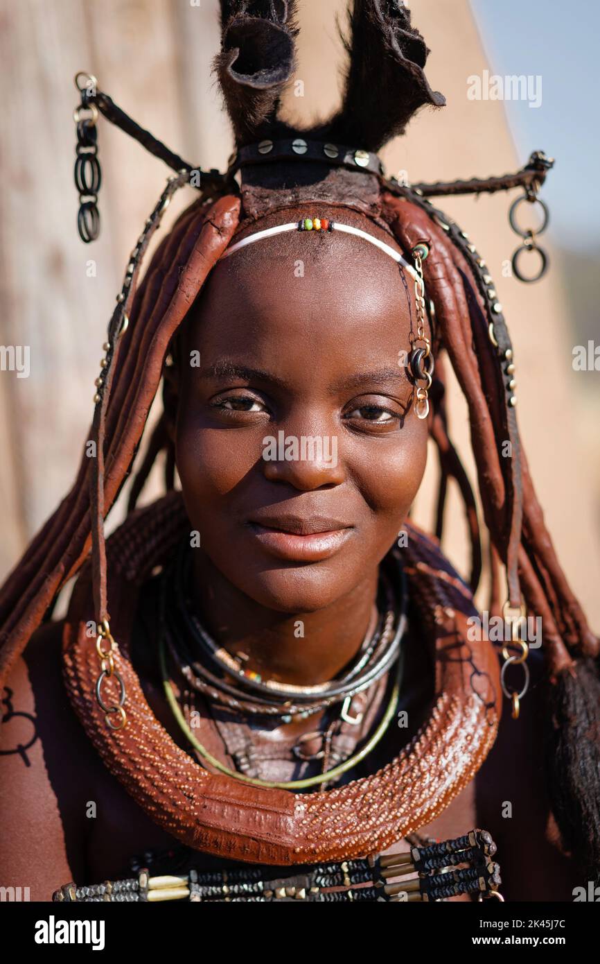 Retrato de una mujer Himba vestida en estilo tradicional en Namibia, África. Foto de stock