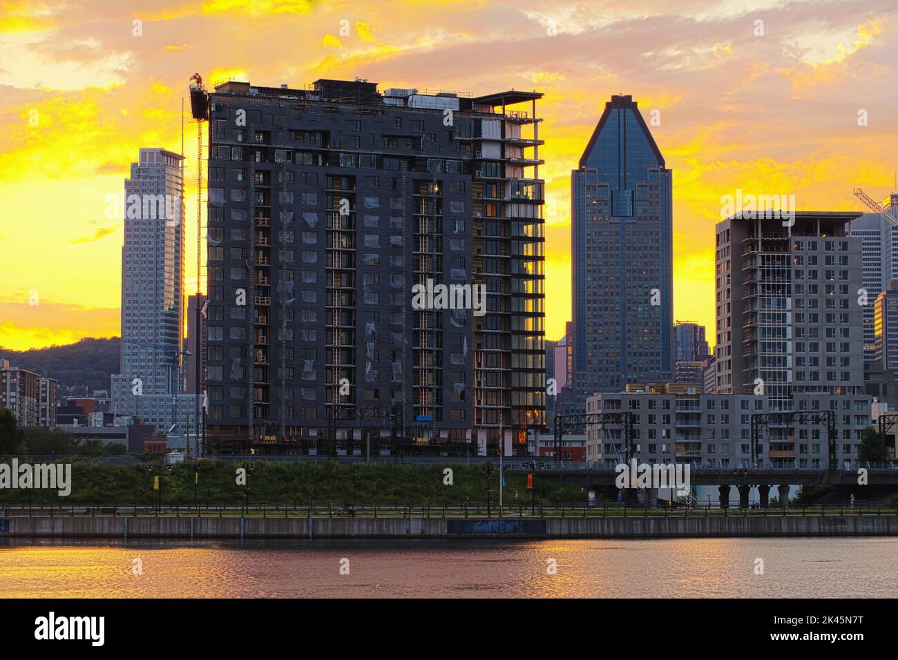 El horizonte y la construcción de la ciudad de Quebec, vista del centro desde el otro lado del río St Lawrence al amanecer. Foto de stock