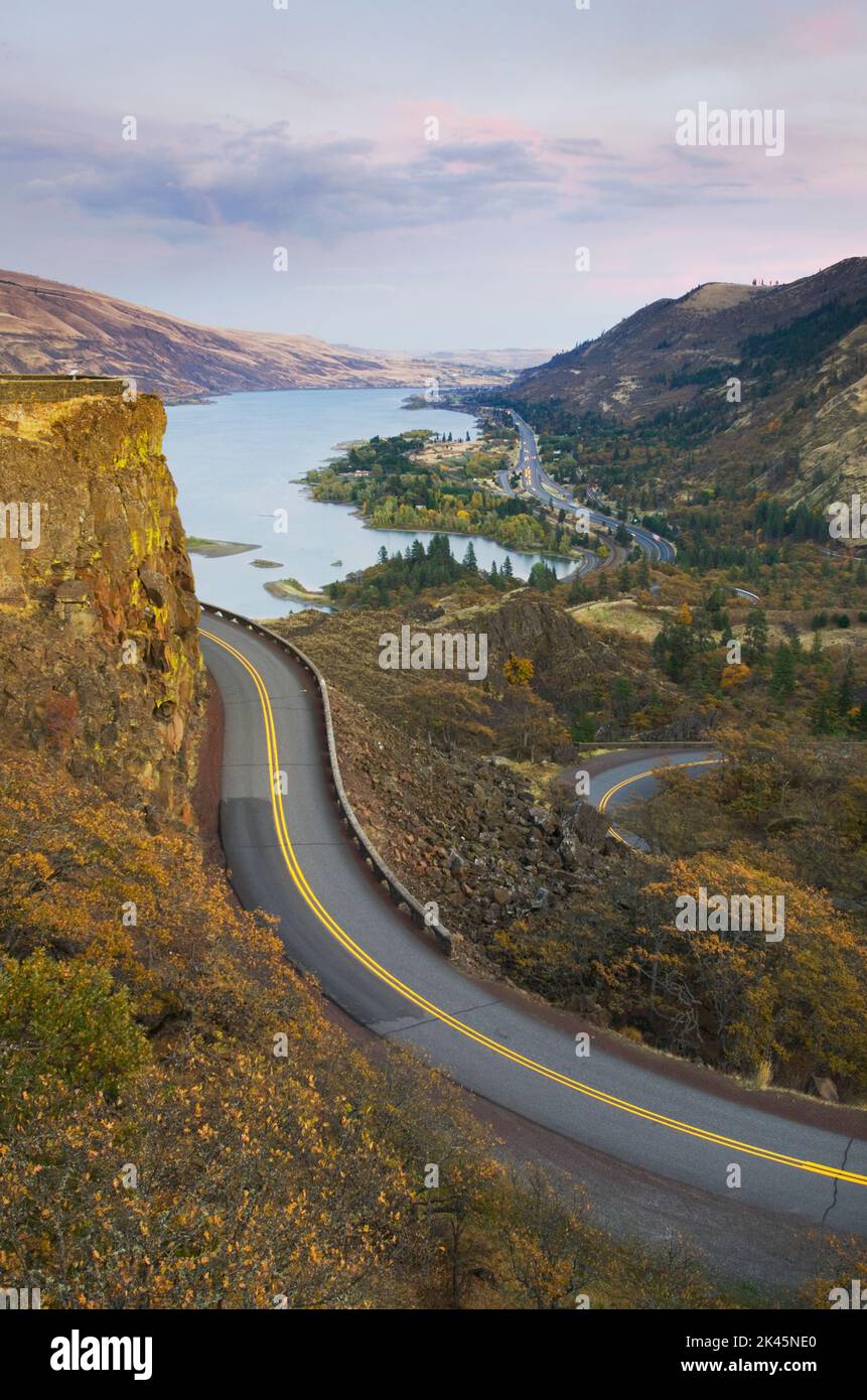 La autopista del río Columbia desde Rowena Crest, vista de una carretera y un lago. Foto de stock