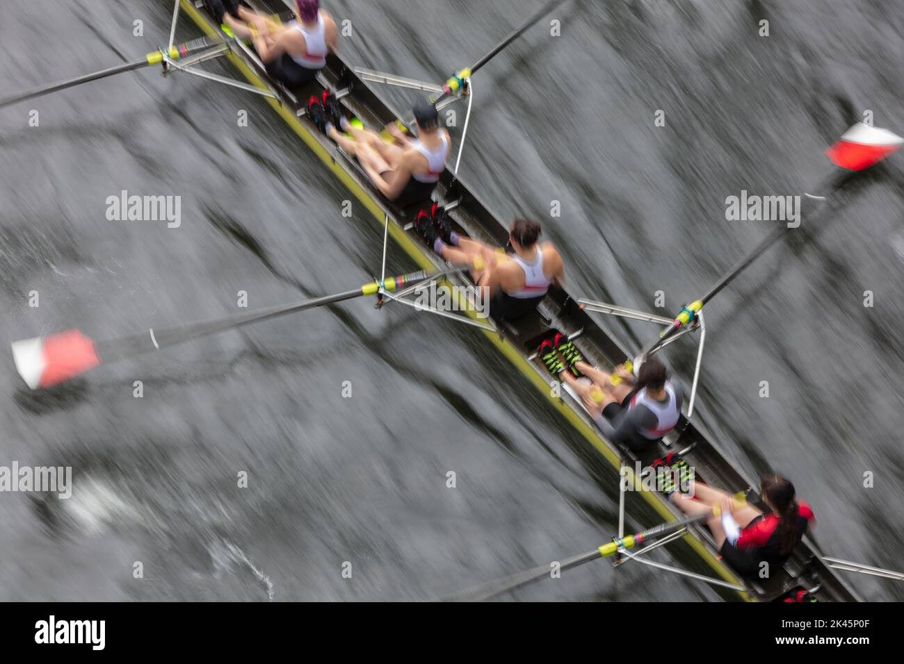 Vista aérea de una tripulación que rema en un barco de carreras de octuples, remeros, movimiento desenfocado. Foto de stock