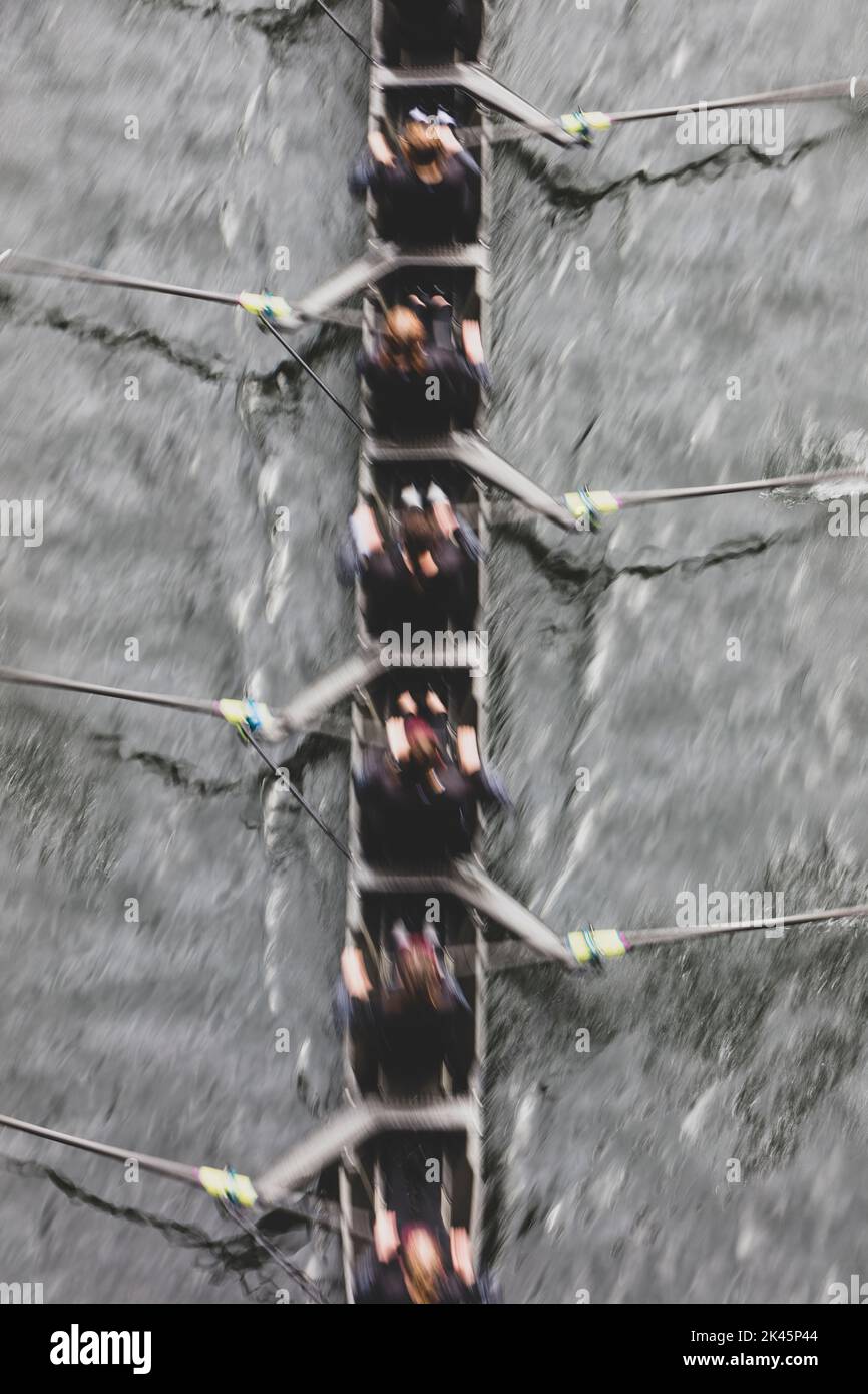 Vista aérea de las tripulantes femeninas remando en una concha de carreras octuple, un equipo de ochos. Foto de stock