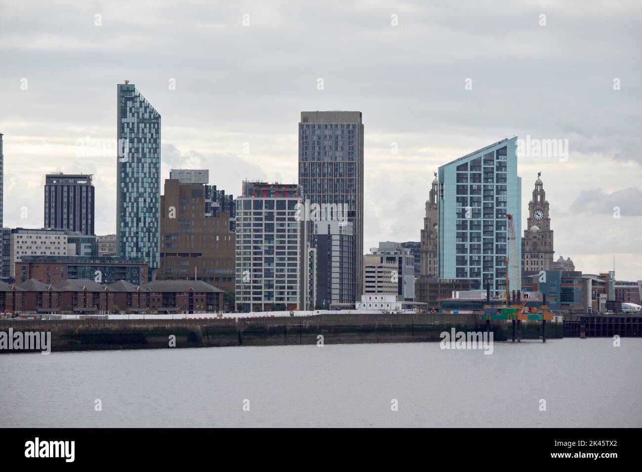 Nuevos edificios rascacielos y bloques de apartamentos parte del desarrollo de aguas de liverpool en curso en la zona ribereña de vauxhall centro de la ciudad de Liverpool Foto de stock