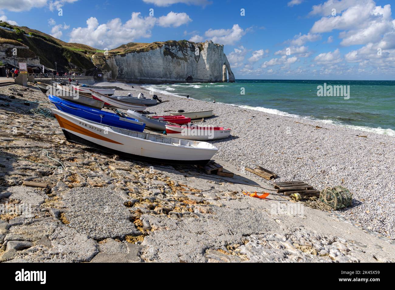 Barcos amarrados en la playa de Etretat, famosa por sus acantilados de Alabastro, Sena Marítimo, Normandía, Francia. Foto de stock