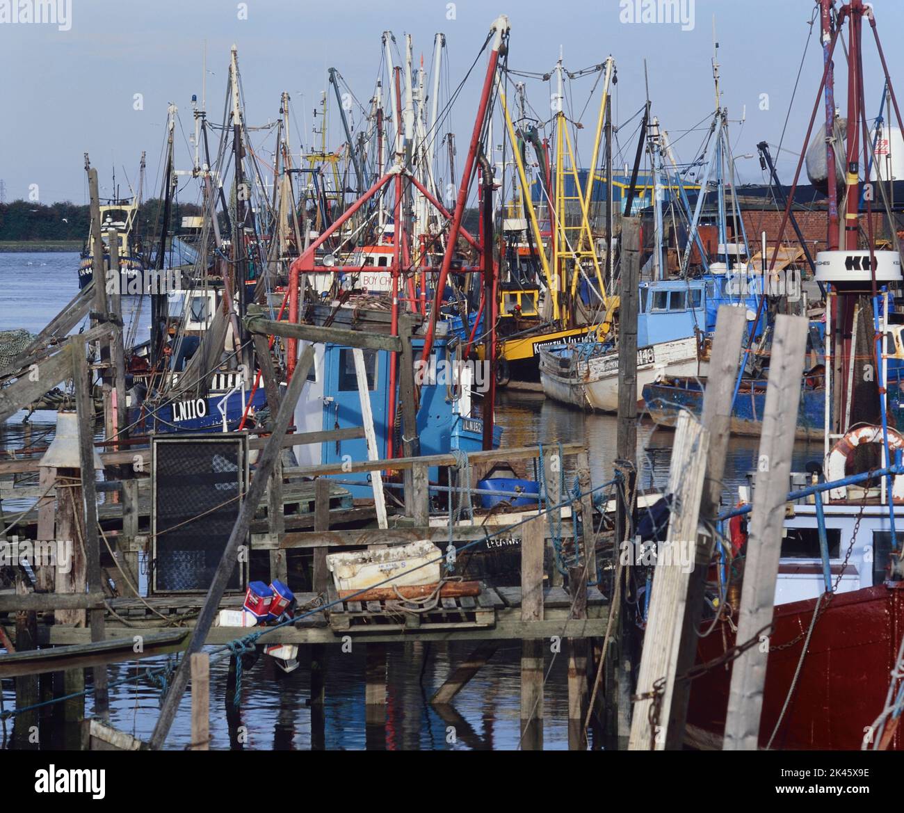 La flota de pescadores en el puerto. Lynn del rey. Norfolk, Inglaterra. REINO UNIDO. Alrededor de los años 90 Foto de stock