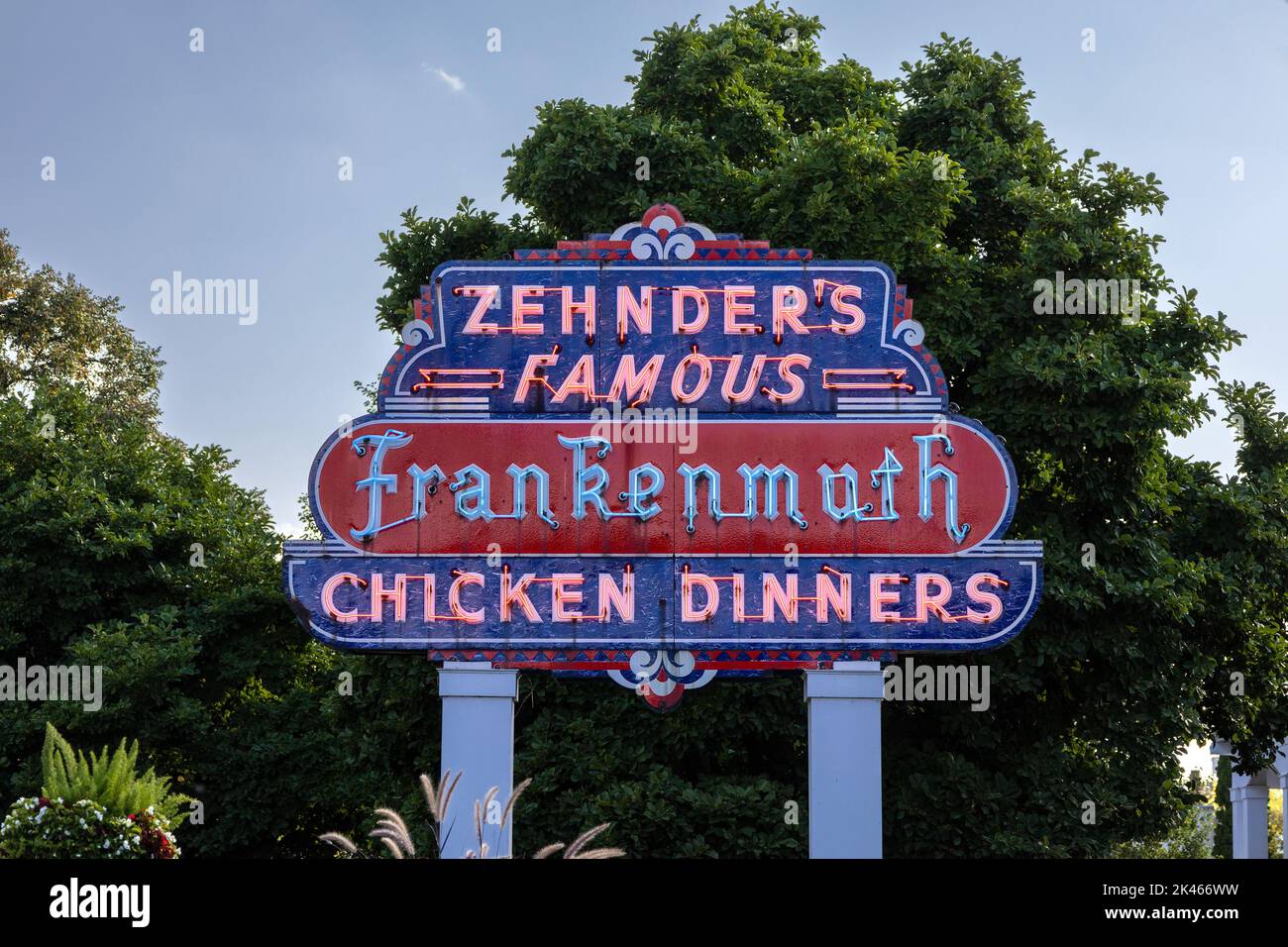Zehnders Famous Chicken Dinners Restaurant Sign in Frankenmuth, Michigan USA Un punto de referencia histórico en Frankenmuth Sirve comida bávara Foto de stock