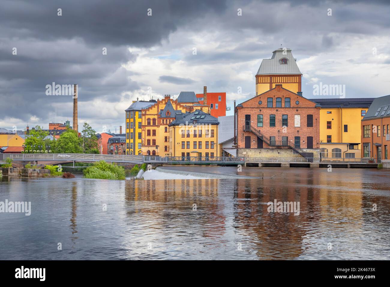 Vista de la histórica zona industrial textil y el río Motala en Norrkoping, Suecia Foto de stock