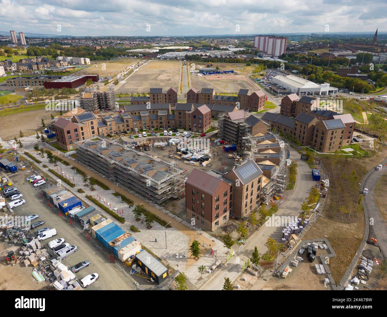 Vista aérea de nuevas viviendas en el Área de Regeneración Transformacional (TRA) de Sighthill en Glasgow, Escocia, Reino Unido Foto de stock
