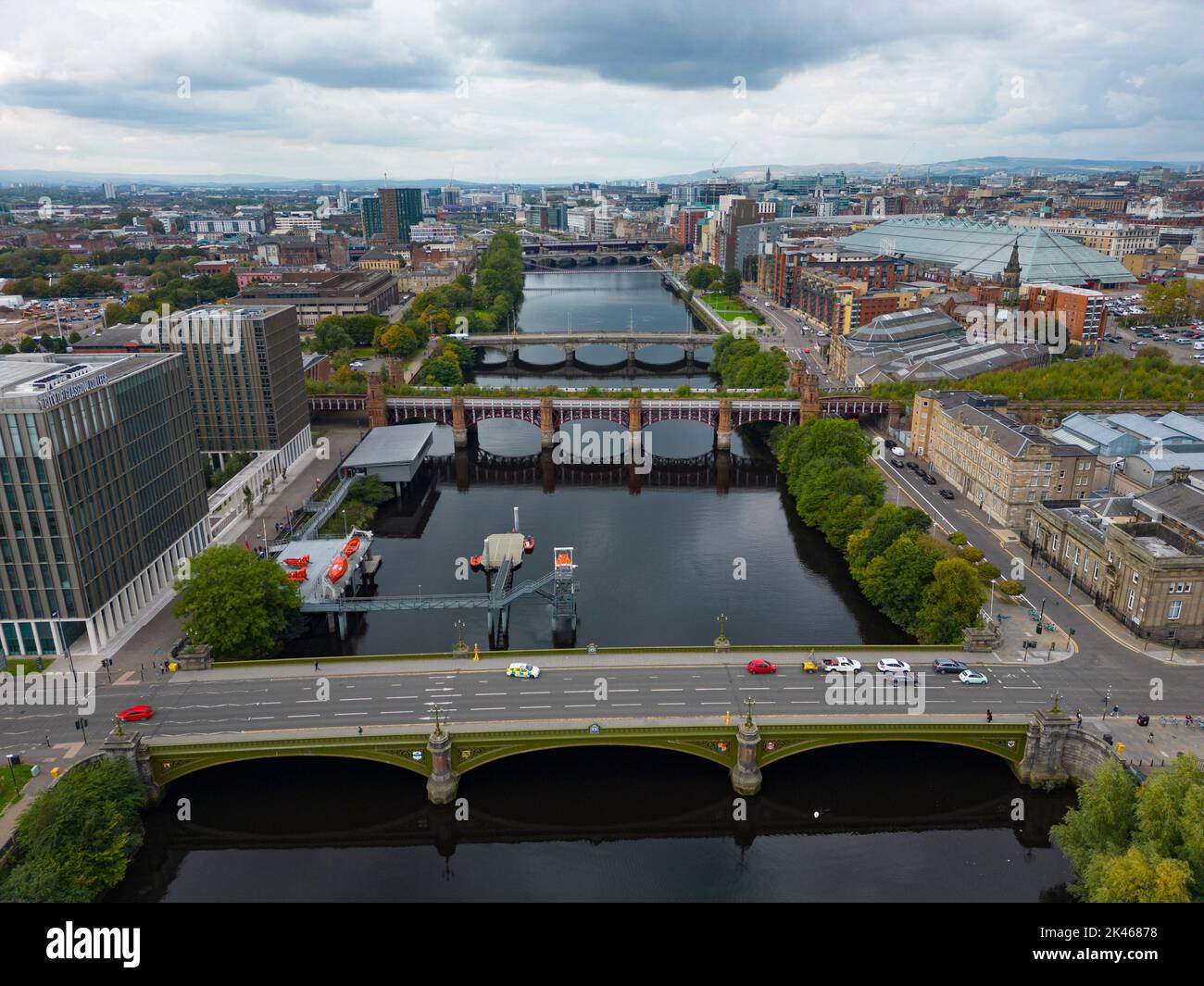Vista aérea de los puentes que cruzan el río Clyde en Glasgow, Escocia, Reino Unido Foto de stock