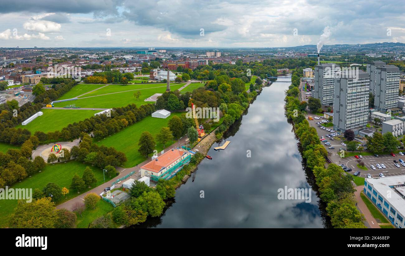 Vista aérea del parque Glasgow Green junto al río Clyde en Glasgow, Escocia, Reino Unido Foto de stock