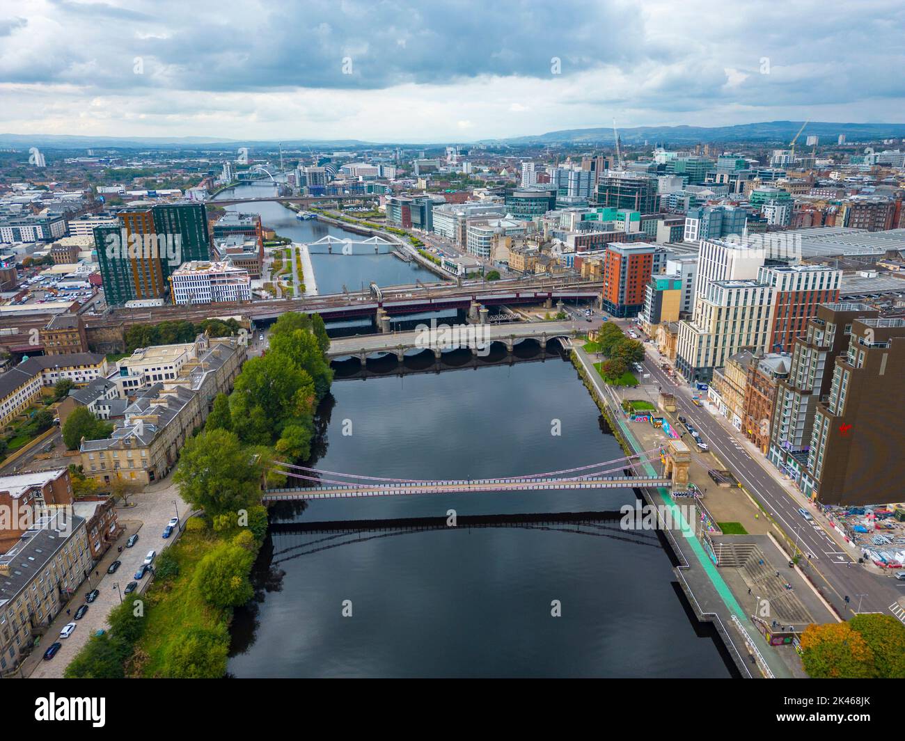 Vista aérea del río Clyde y el horizonte de Glasgow, Escocia, Reino Unido Foto de stock