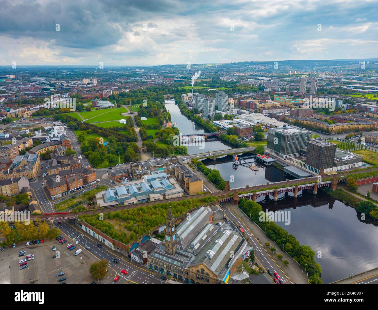Vista aérea de los puentes que cruzan el río Clyde y el horizonte de Glasgow, Escocia, Reino Unido Foto de stock