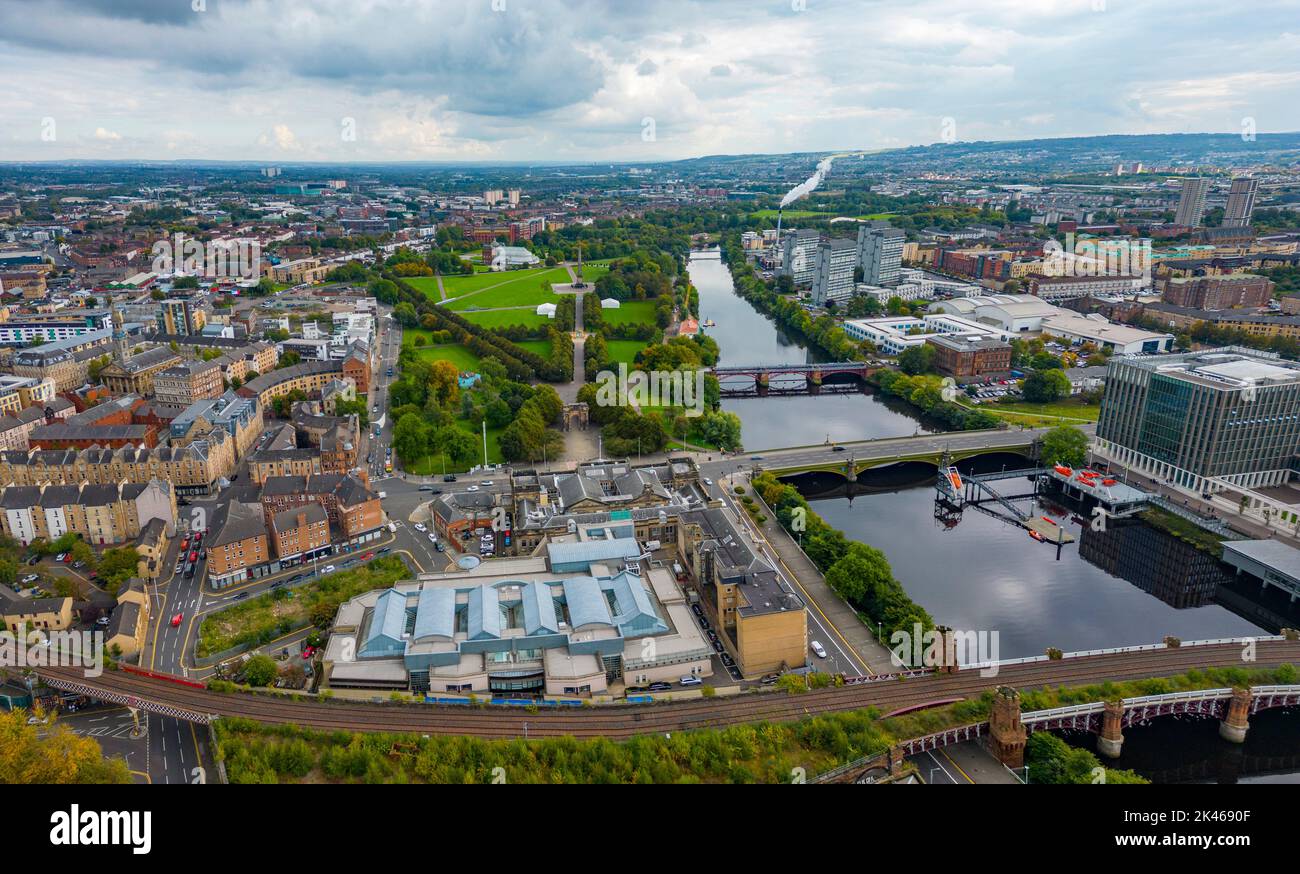 Vista aérea de los puentes que cruzan el río Clyde y el horizonte de Glasgow, Escocia, Reino Unido Foto de stock