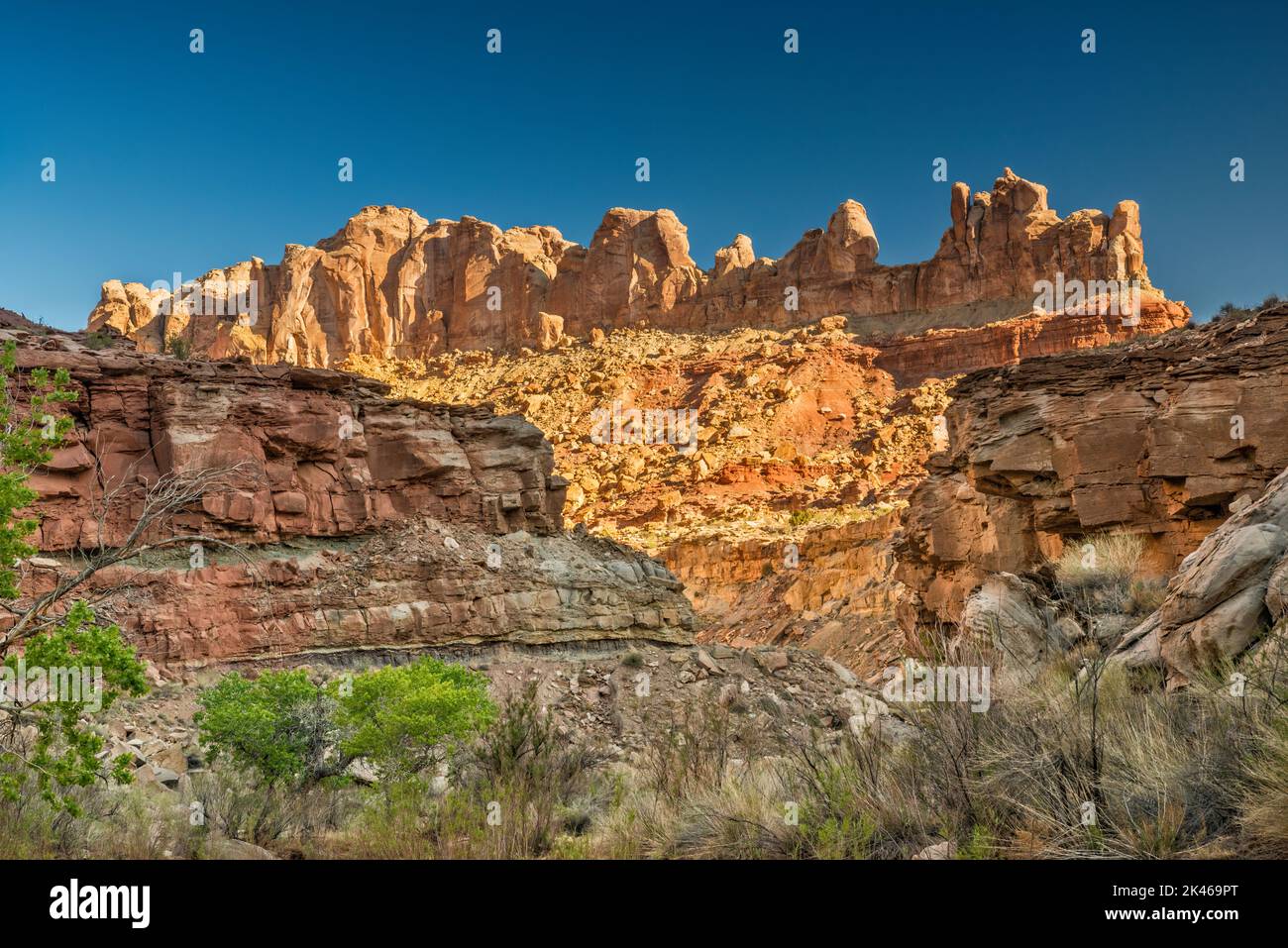 Formaciones rocosas de arenisca de Coconino sin nombre sobre Chute Canyon, Little Ocean Draw Wilderness, San Rafael Reef, Utah, EE.UU Foto de stock