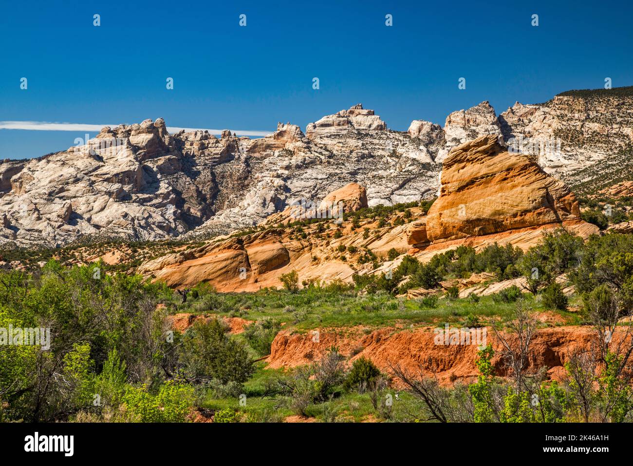 Rocas en la meseta de Yampa, la montaña de Split en la distancia, vista desde Cub Creek Road, el Monumento Nacional de los Dinosaurios, Utah, EE.UU Foto de stock
