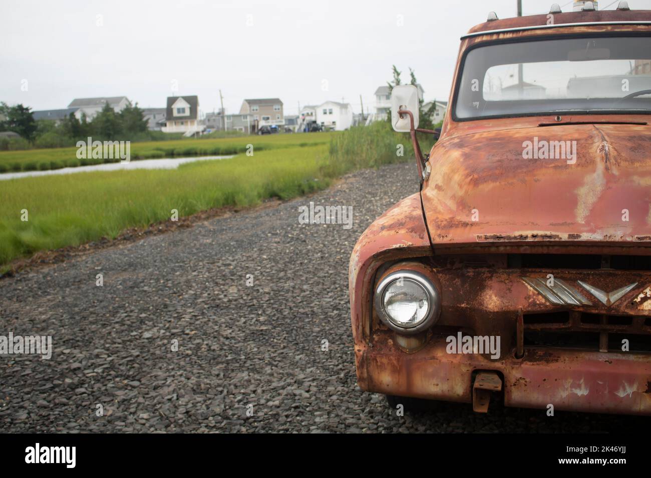 Camioneta roja vintage en la carretera suburbana en verano Foto de stock