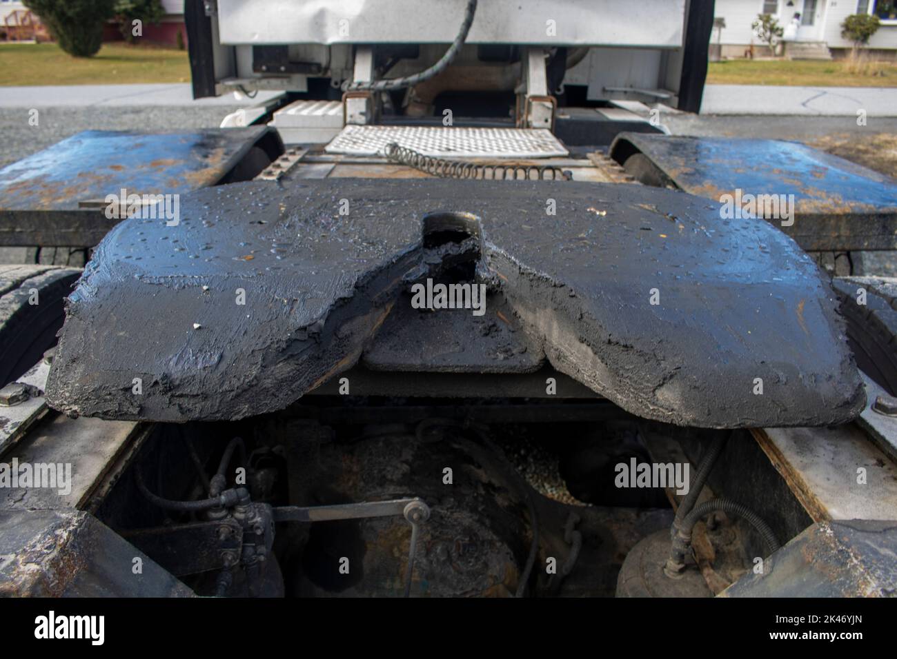 Placa de deslizamiento engrasada de la cabina delantera de un acoplamiento de remolque y desacoplar un extremo de carga de tractor-remolque Foto de stock