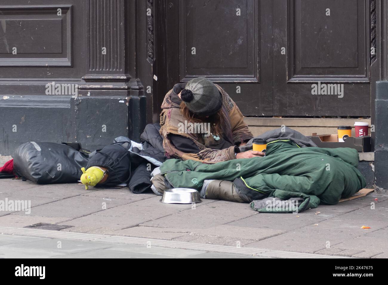 Windsor, Berkshire, Reino Unido. 29th de septiembre de 2022. La triste vista de un hombre sin hogar que duerme regularmente en una puerta fuera del antiguo banco Lloyds en Windsor afullante. Crédito: Maureen McLean/Alamy Live News Foto de stock