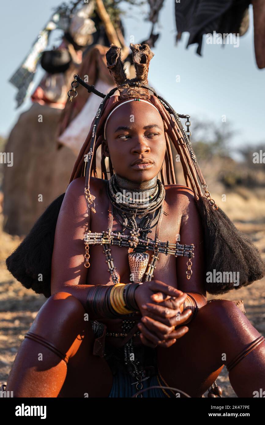 Joven Himba vestida en estilo tradicional en Namibia, África. Foto de stock