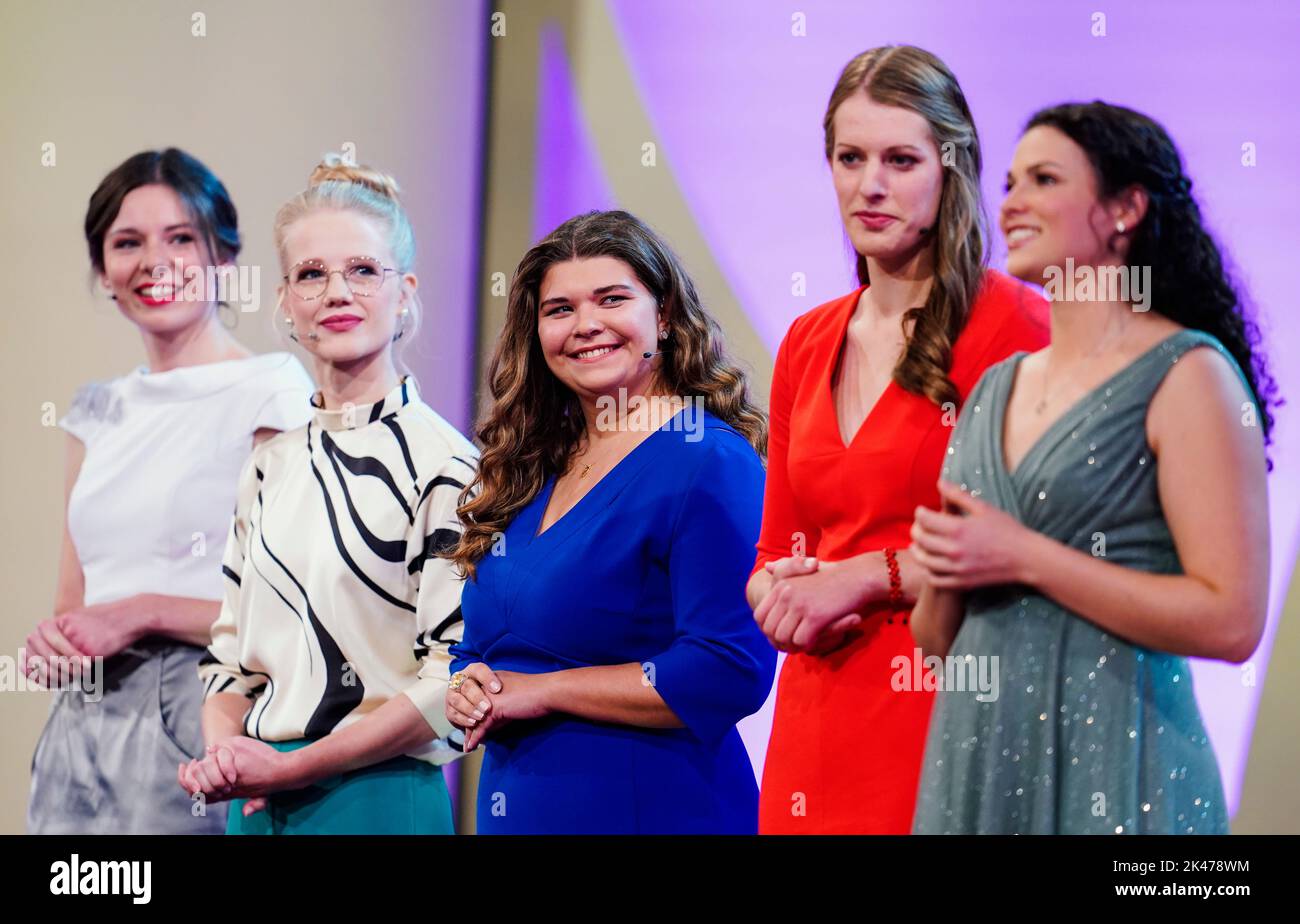 Alemania. 30th de Sep de 2022. 30 de septiembre de 2022, Renania-Palatinado, Neustadt an der Weinstraße: Juliane Schäfer de la región vitícola de Rheinhessen, Mariella Cramer de la región vitícola de Ahr, Sophia Hanke de la región vitícola de Pfalz, Luise Böhme de la región vitícola de Saale-Unstrut y Katrin Lang de Baden, de la región vitícola de Baden, Lang Los candidatos a la elección de la Reina del Vino de Alemania de 74th, se presentan en el Saalbau en la elección de la Reina del Vino de Alemania de 74th. La Reina del Vino de Alemania es considerada el embajador más importante de la industria y. Foto de stock