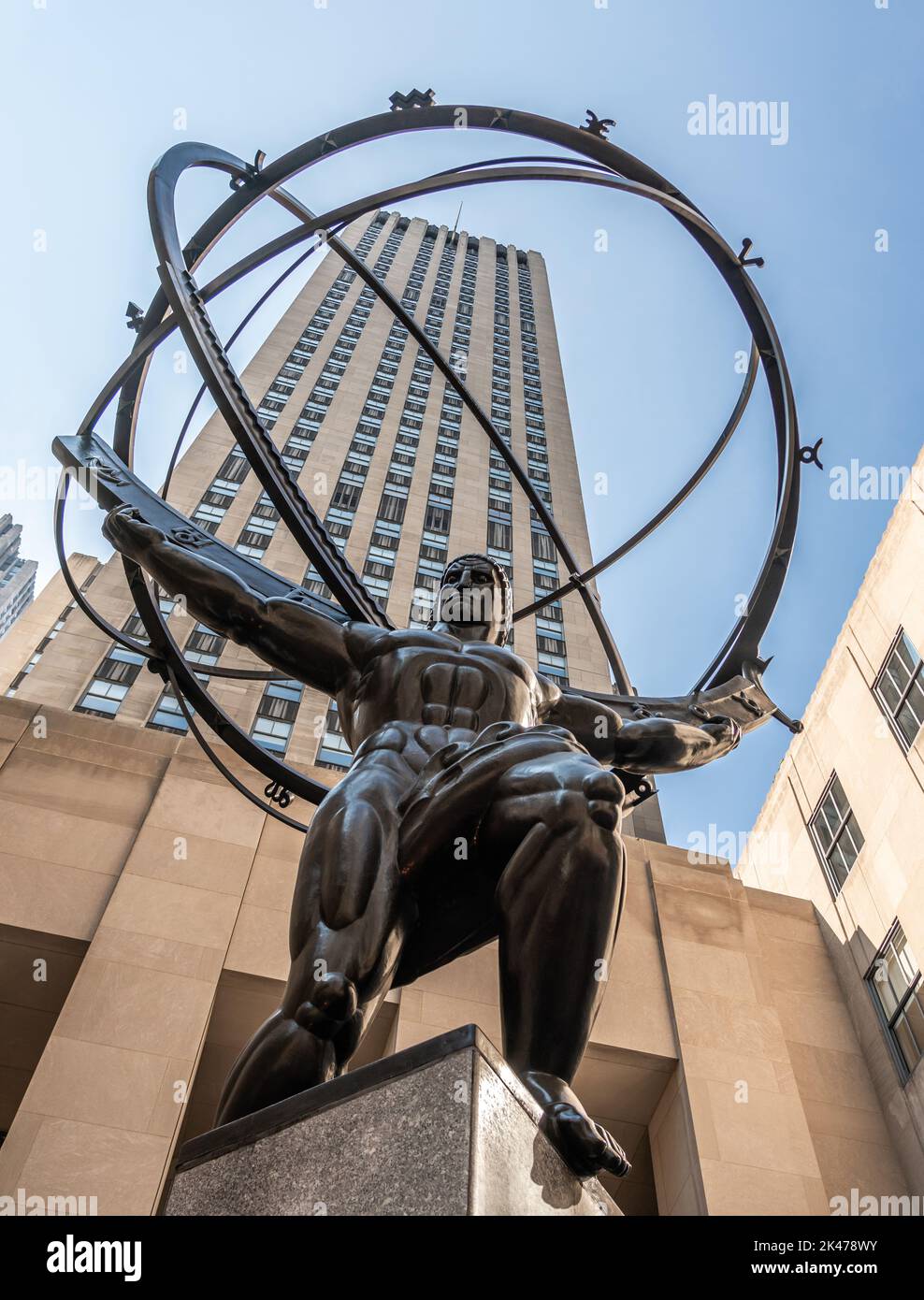 Escultura del Atlas en la arquitectura del Rockefeller Center en Manhattan en Nueva York Foto de stock