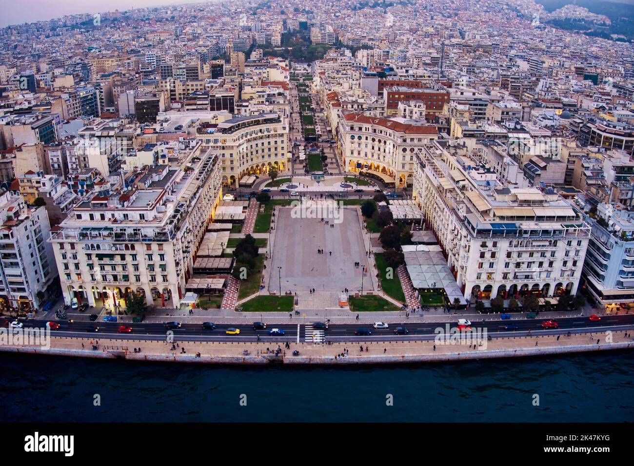 Vista aérea de la famosa plaza Aristotelous en la ciudad de Tesalónica