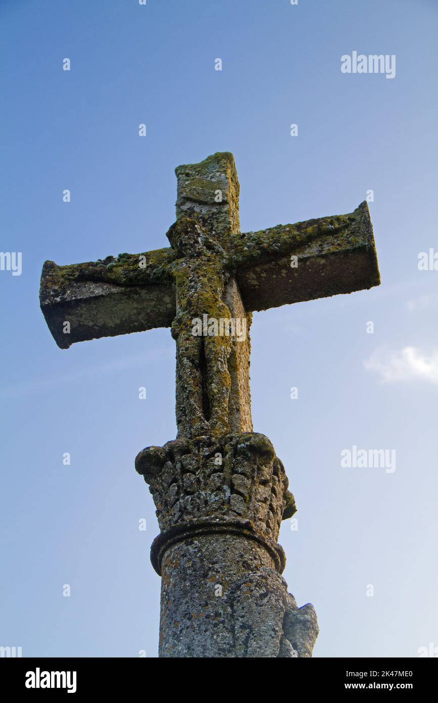 Crucifijo de piedra del siglo 18th que representa el crucificado Jesucristo Foto de stock