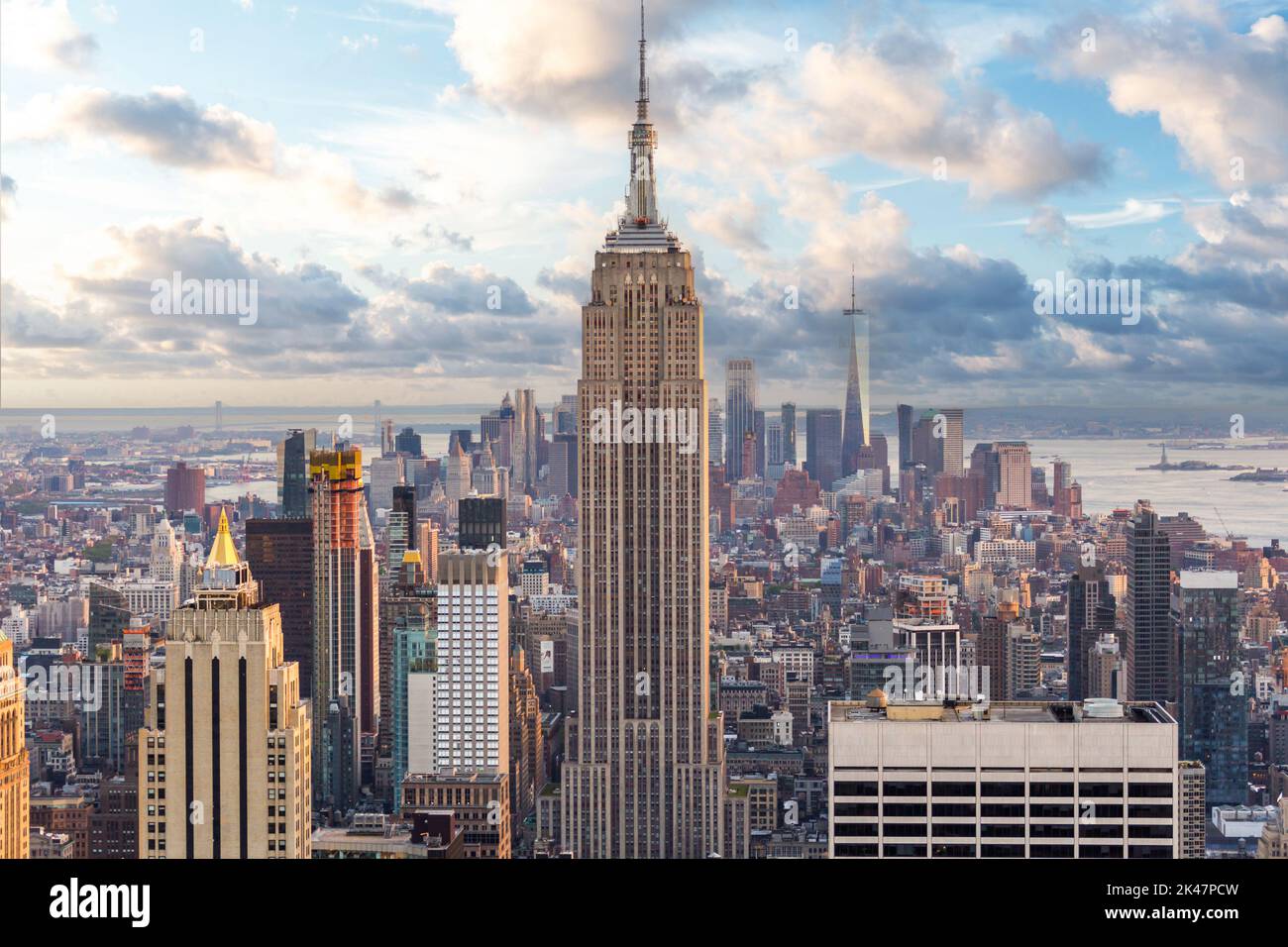 Vista panorámica del horizonte de la ciudad de Nueva York y rascacielos al atardecer Foto de stock