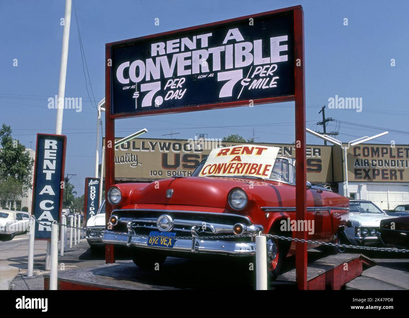 Concesionario de automóviles alquilando autos usados modelo más antiguos en La Brea Ave. En Los Angeles, CA Foto de stock