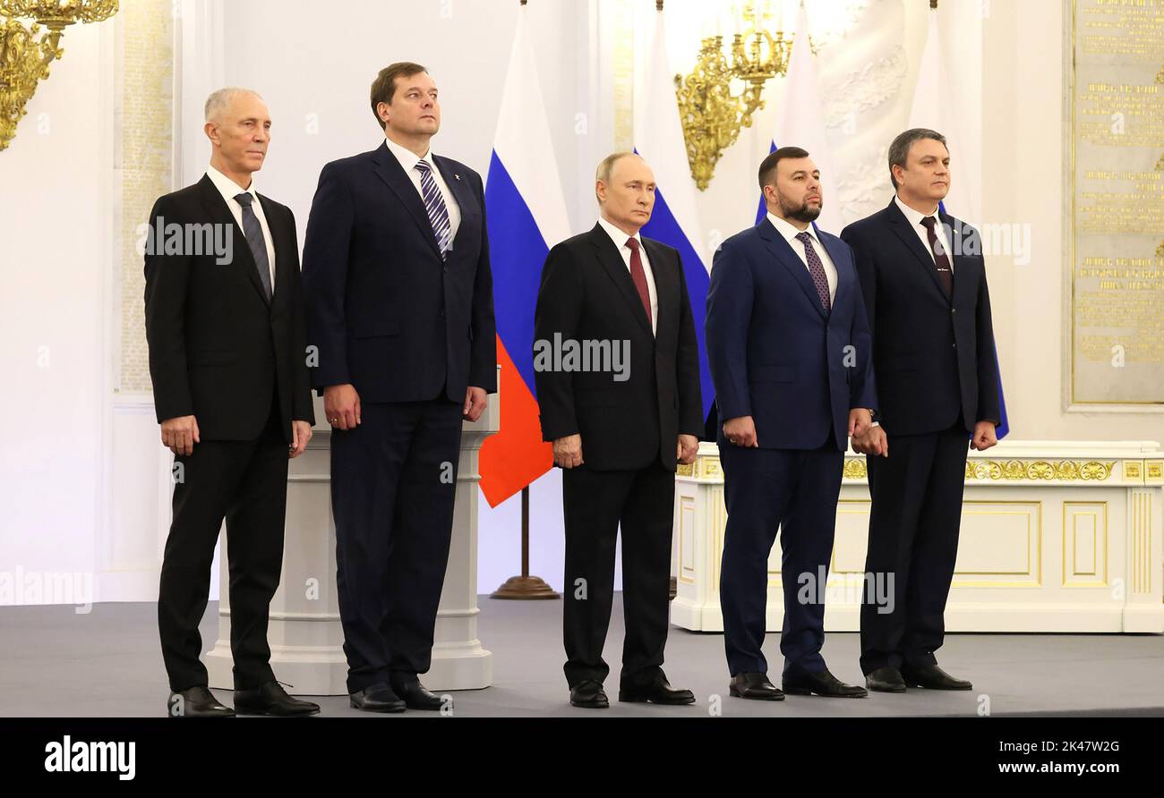 Los jefes de la región de Kherson, Vladimir Saldo Zaporizhzhia, Yevgeny Balitsky, el presidente ruso Vladimir Putin, el líder separatista de Donetsk Denis Pushilin y el líder separatista Lugansk Leonid Pasechnik se unen tras firmar tratados en una ceremonia celebrada en Moscú para la 'adhesión' de cuatro regiones ucranianas a Rusia, Rusia el viernes 30 de septiembre de 2022. Los líderes separatistas de las regiones anexas de Donetsk, Lugansk, Kherson y Zaporizhzhya han llegado a Moscú para firmar tratados para iniciar el proceso de absorción de partes de Ucrania en Rusia. Foto de Kremlin Pool/UPI Foto de stock