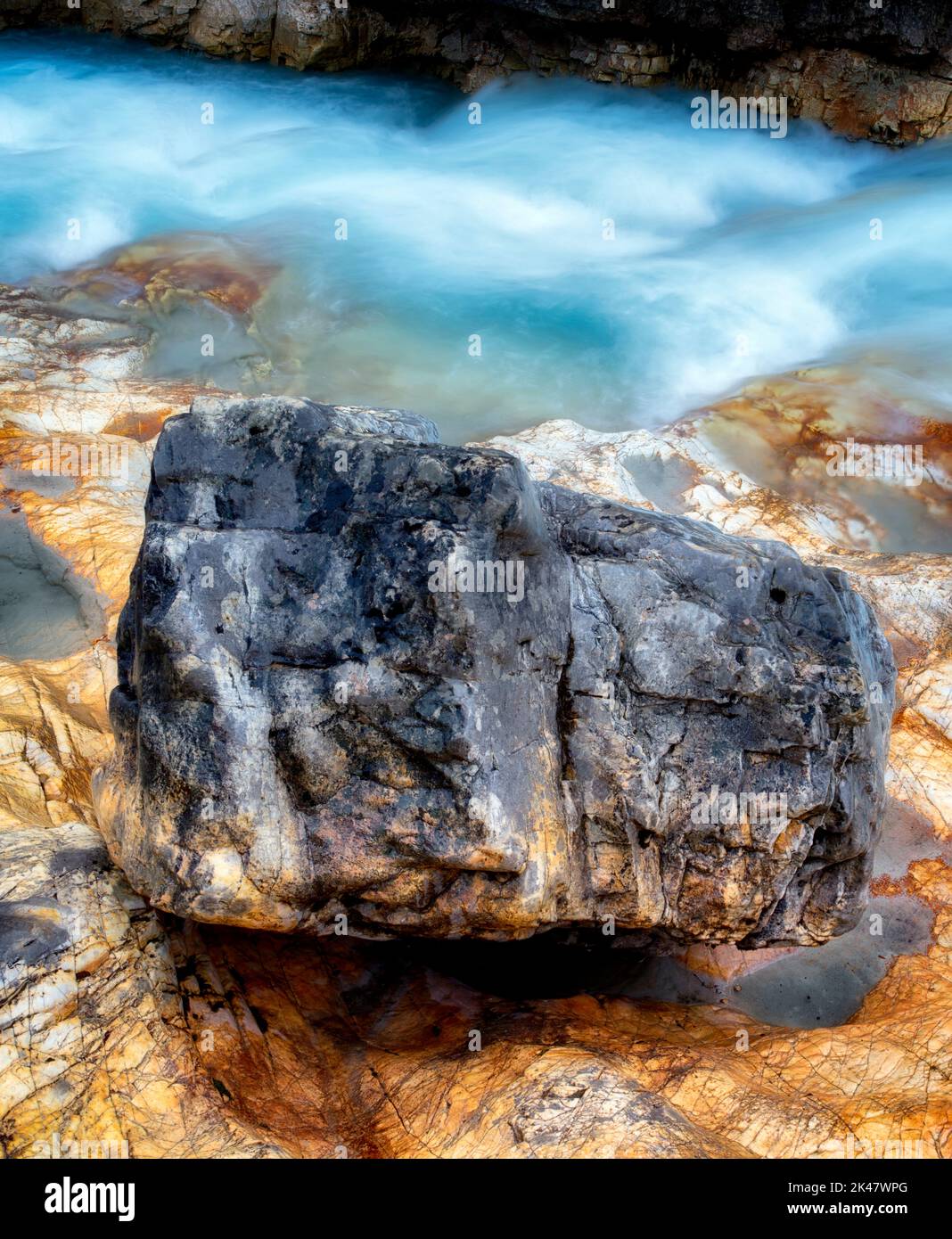 Tokumm Creek con coloridas rocas. Cañón de mármol. Parque Nacional Kooteny, Canadá Foto de stock