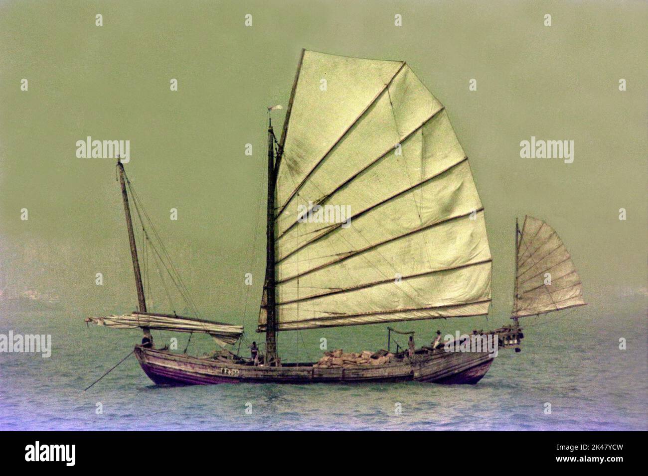 Barco de vela chino en el ancla, Central Waterfront, Puerto de Hong Kong 1979 Foto de stock