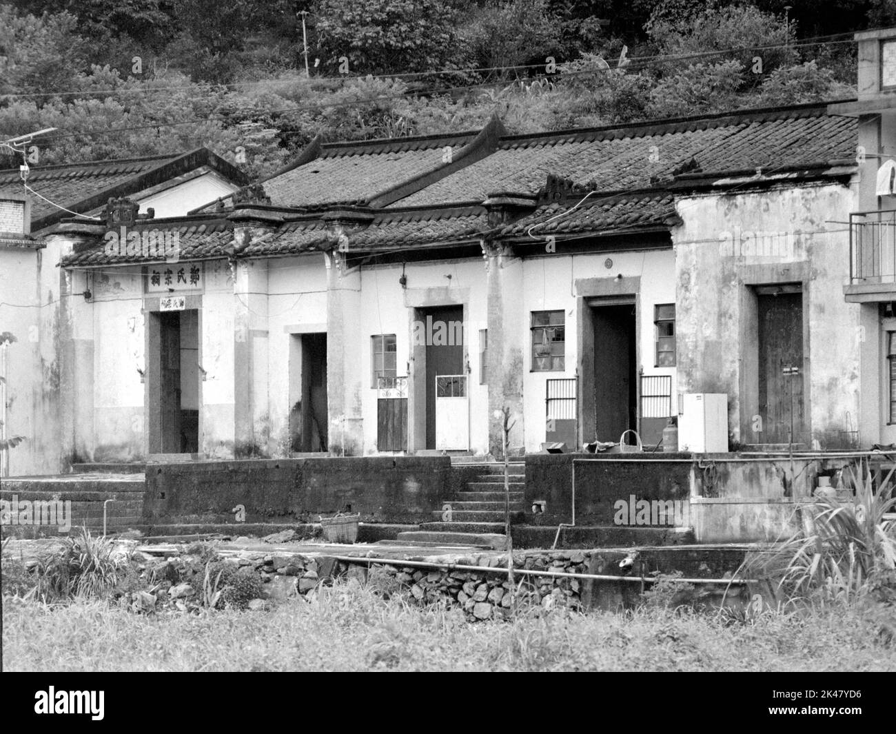 Vista de las casas abandonadas de la aldea, en Yung Shue Au, noreste de Nuevos Territorios, Hong Kong 1984 Foto de stock