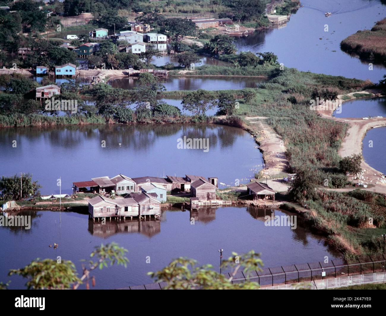 Pueblo de Ha Wan y río Shenzhen, (arriba a la derecha), visto desde la estación de policía de Lok Ma Chau, 1992 Foto de stock