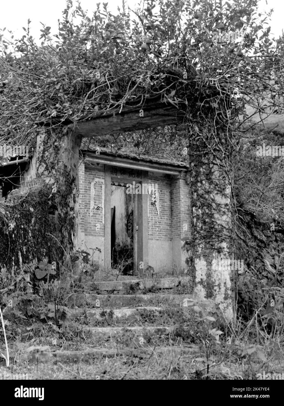 Casa abandonada cerca de Ma on Shan, Nuevos Territorios Hong Kong 1985 Foto de stock