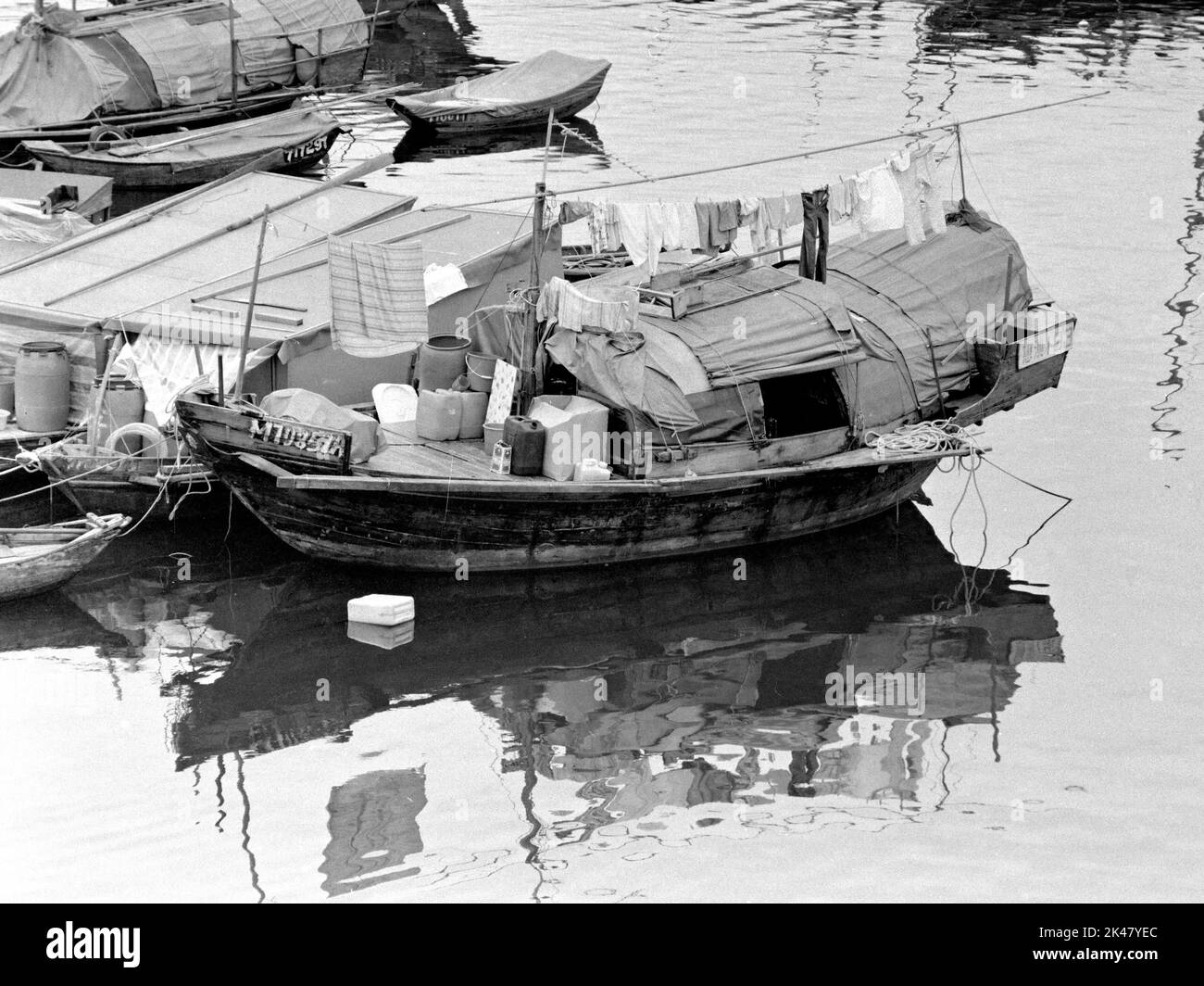 Vista horizontal en blanco y negro de los barcos de pesca amarrados en Saam Mun Jai, Tai Po, New Territories, Hong Kong 1984 Foto de stock