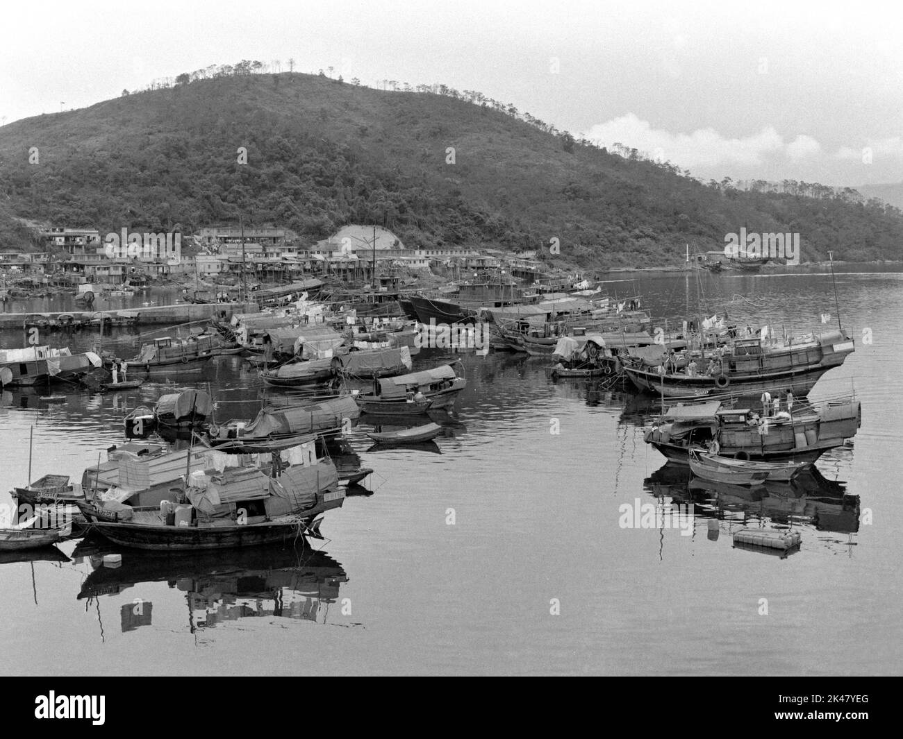 Vista horizontal en blanco y negro de los barcos de pesca amarrados en Saam Mun Jai, Tai Po, New Territories, Hong Kong 1984 Foto de stock