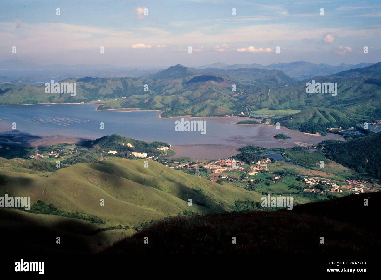 Starling Inlet, vista por la tarde desde Hung Fa Leng (Nido de Robin), noreste de Nuevos Territorios, Hong Kong, 1995 Foto de stock